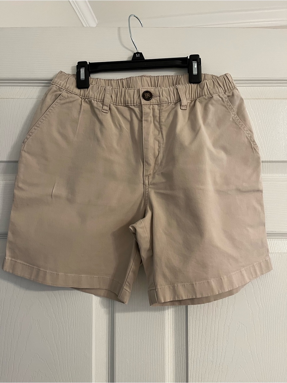 Chubbies Men’s Flat-Front Casual Shorts in Light Khaki 7”